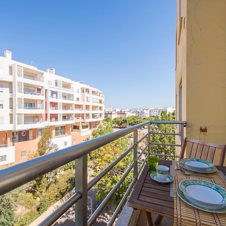 Апартаменты Two Bedroom Spacious Sleeps 6 *