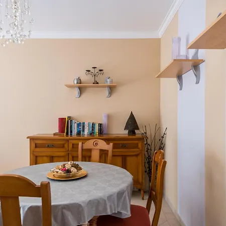 Апартаменты Two Bedroom Spacious Sleeps 6 Портиман