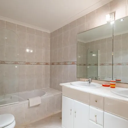 Two Bedroom Spacious Sleeps 6 * Портиман