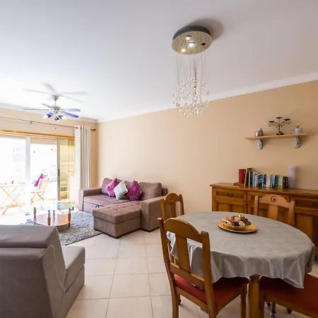 Two Bedroom Spacious Sleeps 6 Portimão