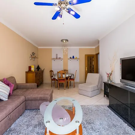 Апартаменты Two Bedroom Spacious Sleeps 6 *