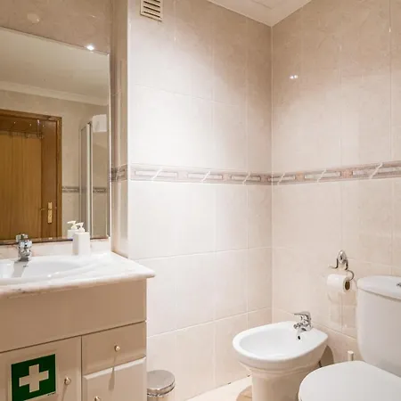 Апартаменты Two Bedroom Spacious Sleeps 6 Портиман